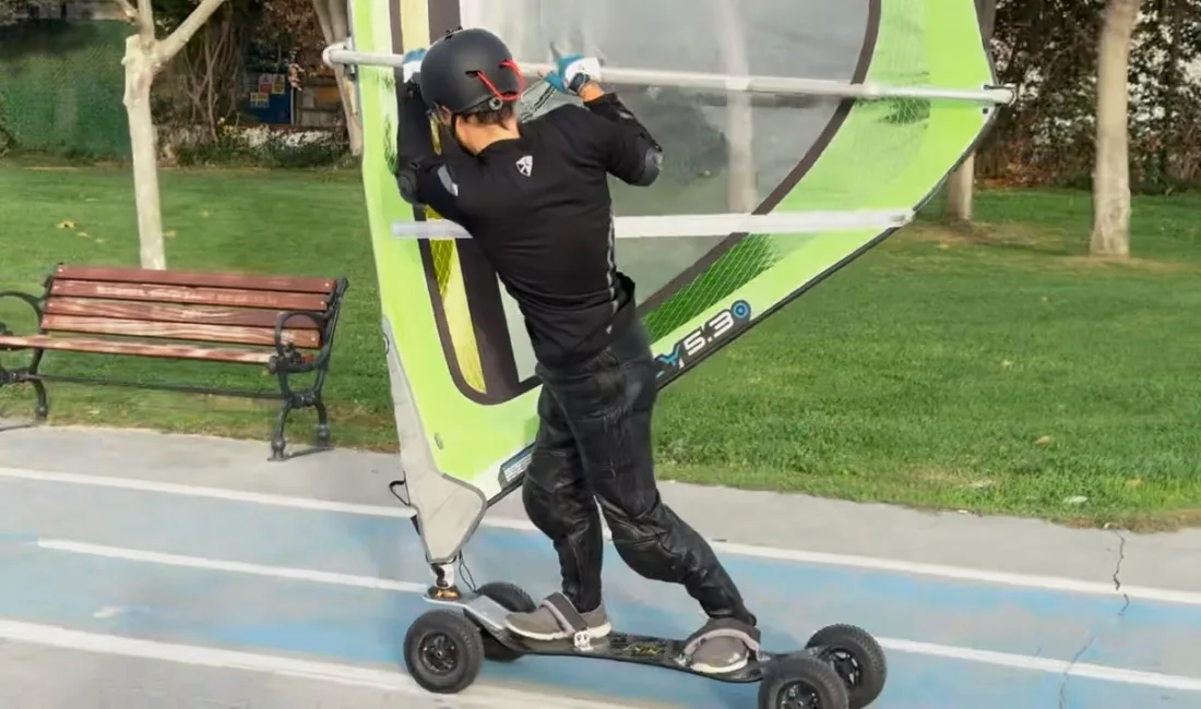 Bakırköy'de bir sörf tutkunu, İstanbul'daki lodosu fırsata dönüştürerek Florya sahilinde