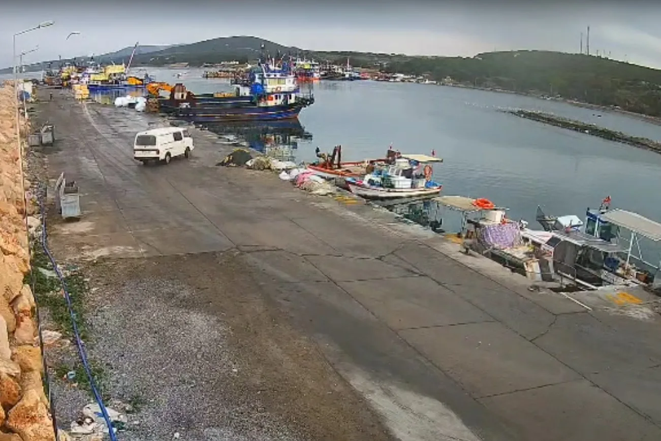 Aydın'ın Didim ilçesinde direksiyon hakimiyetini kaybeden bir sürücü, aracıyla denize