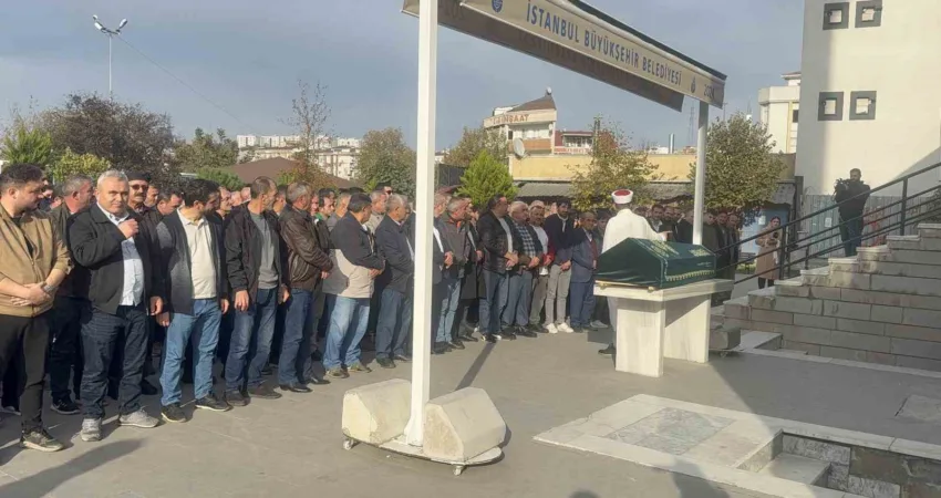 Döner yedikten sonra evinde ölü bulunan 13 yaşındaki Eren Yılgın son yolculuğuna uğurlandı 13 yaşındaki Eren Yılgın, İstanbul Esenyurt'taki evinde ölü bulundu. Yediği