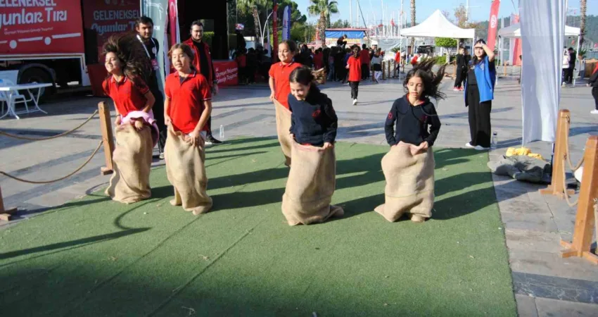 Geleneksel Oyunlar Tırı, geçmişin oyunlarını Fethiye’de öğrencilerle buluşturdu Fethiye Beşkaza Meydanı'nda, Gençlik ve Spor Bakanlığı ile Türkiye Geleneksel