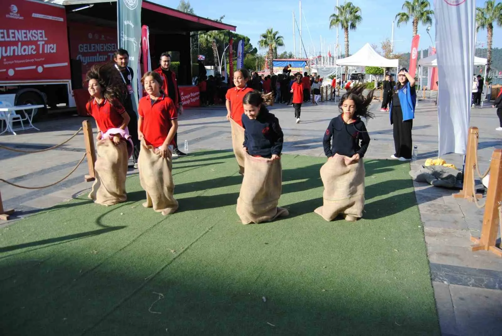 Fethiye Beşkaza Meydanı'nda, Gençlik ve Spor Bakanlığı ile Türkiye Geleneksel