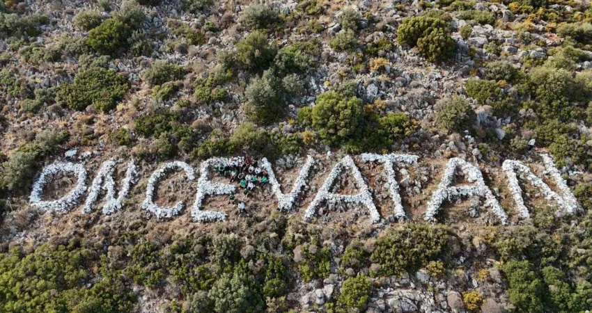 Gençler Datça’nın simgesine sahip çıktılar Datça ilçesinde yaşayan 20 gönüllü genç, zamanla solan "Önce Vatan"