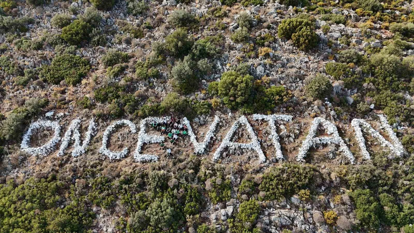 Datça ilçesinde yaşayan 20 gönüllü genç, zamanla solan "Önce Vatan"