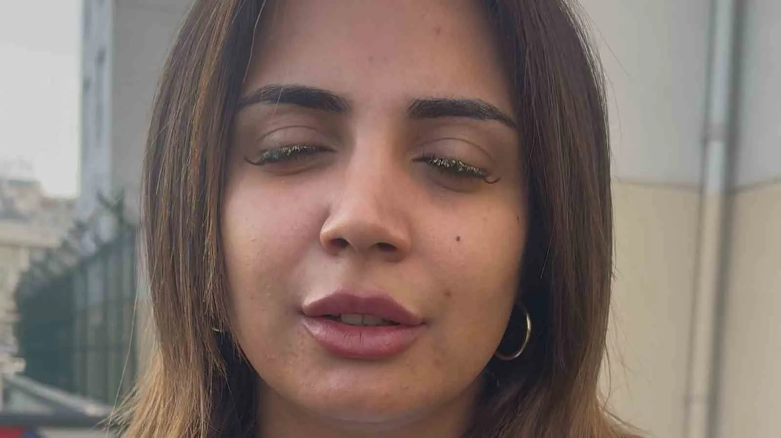 Dilara Çalışkan, İstanbul Esenyurt'ta bir güzellik salonunda kirpik işlemi sırasında