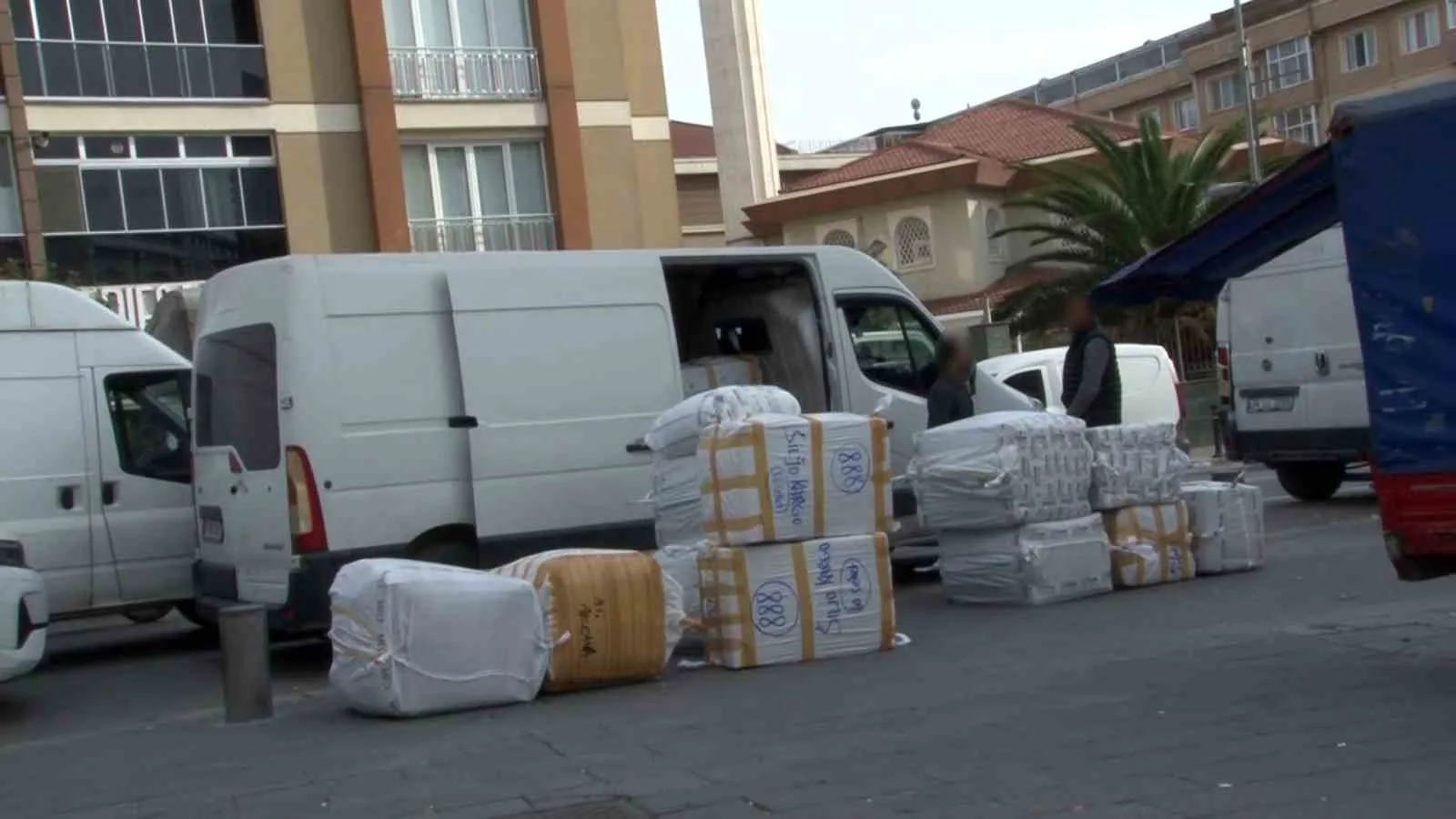 Güngören'de H.K. adlı esnaf, çalındığını öne sürdüğü kargoları nedeniyle tartıştığı