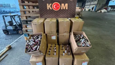 İzmir merkezli olarak İstanbul ve Bursa'da gerçekleştirilen eş zamanlı operasyonda,