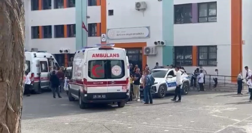 İzmir’de sınıfın içinde yangın tüpü sıktılar: Çoğu öğrenci tozdan etkilendi İzmir'in Bayraklı ilçesindeki Mustafa Uygur Ortaokulu'nda, yangın tüpüyle oynayan öğrenciler