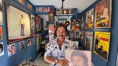 İzmir'in Konak ilçesinde yaşayan 31 yaşındaki Eren Karadiken, arabesk müzik