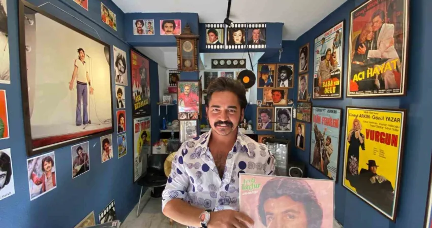 İzmir’in nostaljik sokağında Ferdi Tayfur esintisi İzmir'in Konak ilçesinde yaşayan 31 yaşındaki Eren Karadiken, arabesk müzik