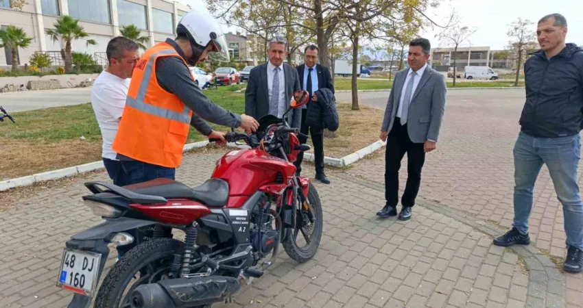 Menteşe’de direksiyon sınav komisyon üyelerine yönelik uygulamalı eğitim tamamlandı Menteşe’de düzenlenen 12 saatlik Motorlu Taşıt Sürücüleri Direksiyon Eğitimi Sınav