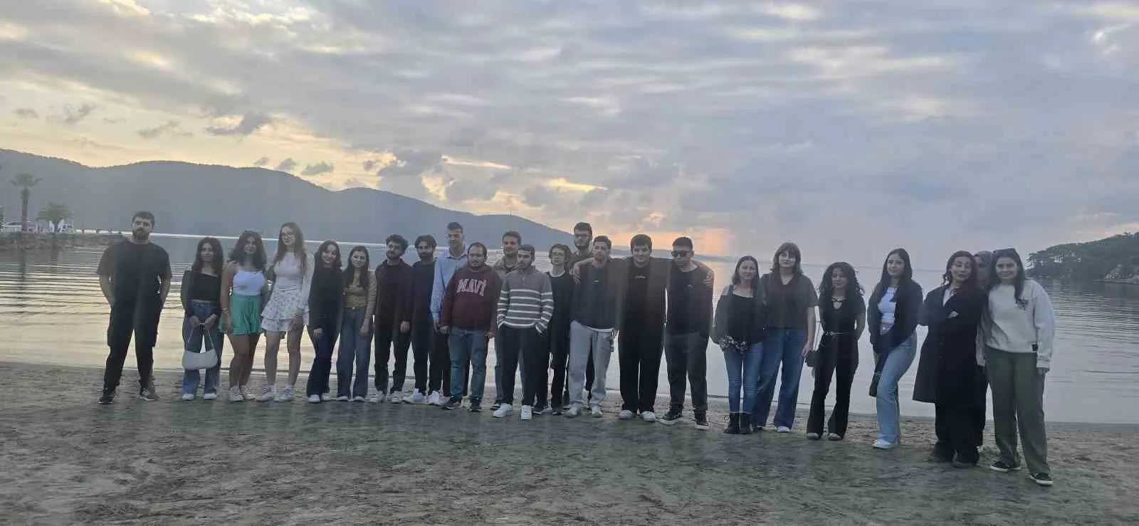 Menteşe Uluslararası Gençlik Merkezi'nin gönüllü gençleri, çevre bilincini artırmak amacıyla