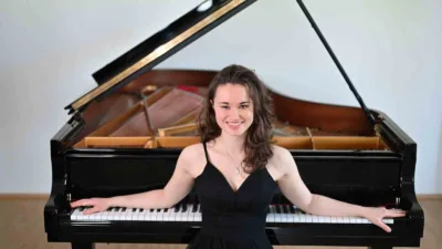 20 yaşındaki Nehir Özzengin, Yaşar Üniversitesi Müzik Akademisi mezunu olarak