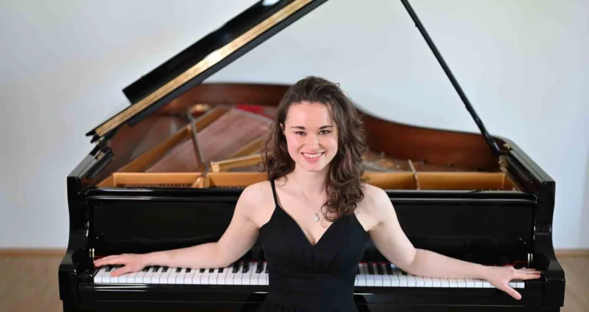 20 yaşındaki Nehir Özzengin, Yaşar Üniversitesi Müzik Akademisi mezunu olarak