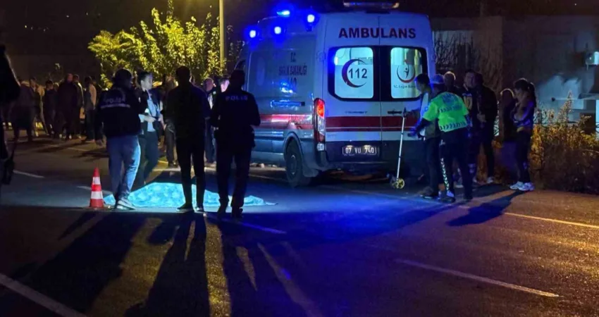 Otomobilin çarptığı yaşlı adam hayatını kaybetti Antalya'nın Gazipaşa ilçesinde Batuhan A. yönetimindeki otomobil, 70 yaşındaki Mustafa