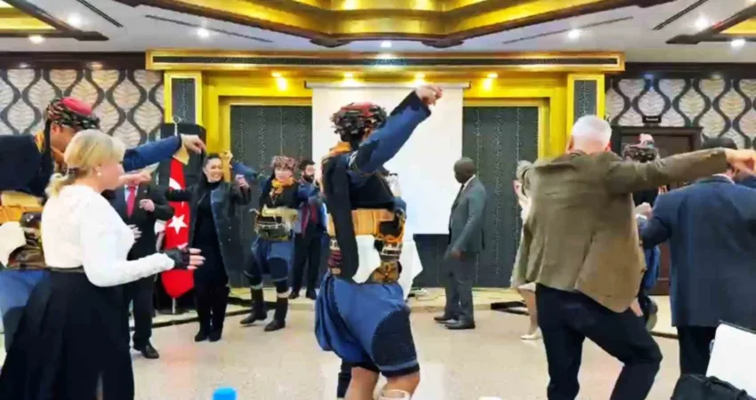 Sağlık Turizmi konferansında Büyükelçiler ‘Zeybek’ oynadı İzmir’deki uluslararası ‘Sağlık Turizmi’ konferansında, 52 ülkeden gelen büyükelçiler Muğla