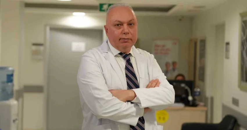 Uzmanından uyarı: “Omurga romatizması geç kalınmadan tedavi edilmeli” Ankilozan spondilit, gençlerde görülen sinsi bir hastalıktır ve tedavi edilmezse