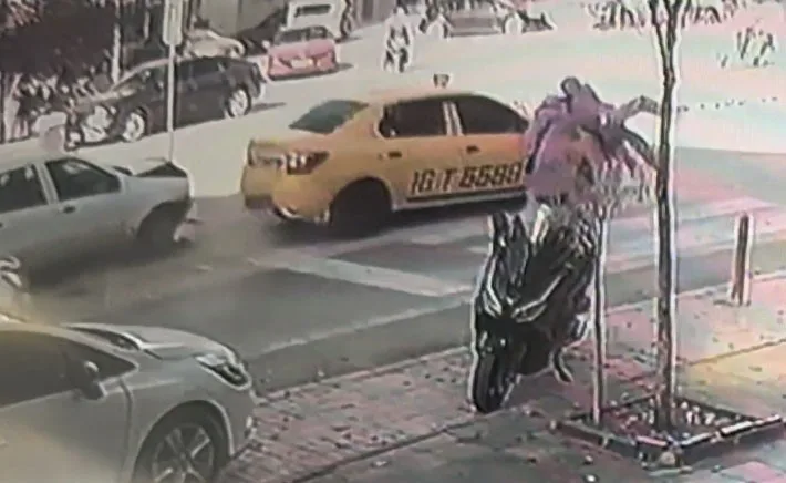 Bursa'nın İnegöl ilçesinde, yaya geçidinde anne Merve A. ve oğlu