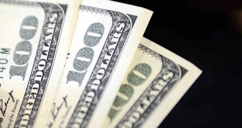 Dolar, İstanbul Kapalıçarşı'da 42,6140 liradan işlem görürken, euro ise 49,9090