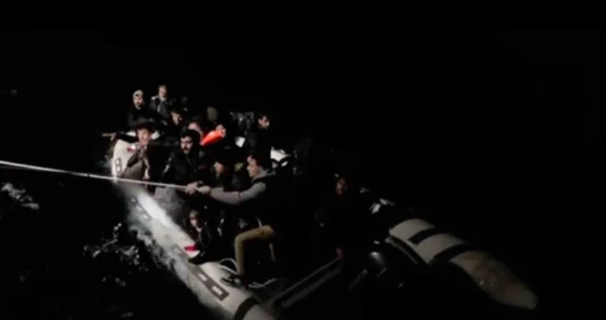 13’ü çocuk 29 düzensiz göçmen kurtarıldı, 2 göçmen kaçakçısı yakalandı Muğla'nın Fethiye ilçesi açıklarında motor arızası nedeniyle sürüklenen lastik botta