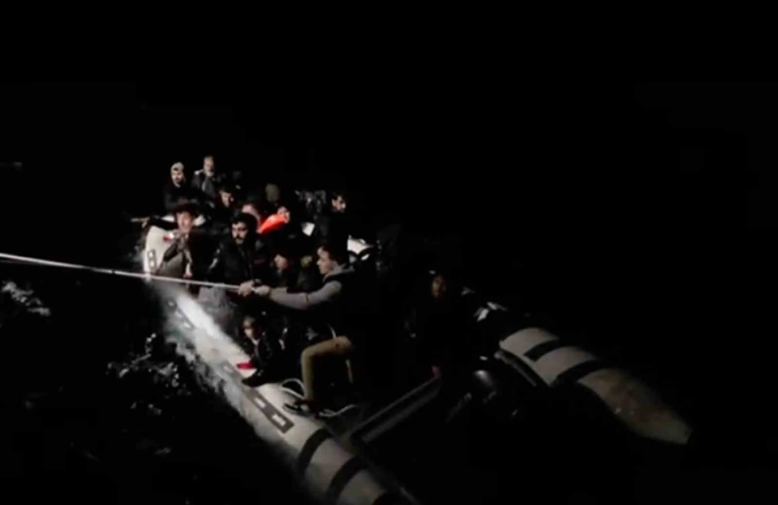 Muğla'nın Fethiye ilçesi açıklarında motor arızası nedeniyle sürüklenen lastik botta