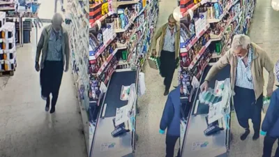 Mersin’in kırsal bir mahallesinde, çamurlu olan ayakkabılarını kapıda çıkarıp çorapla