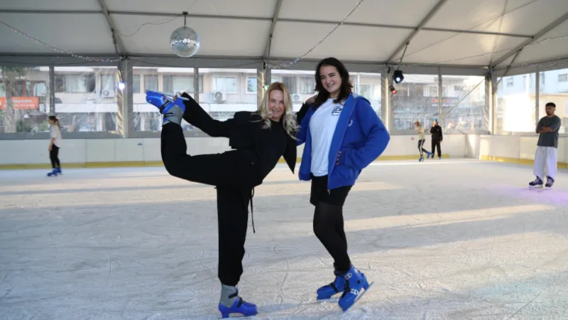 Marmaris Belediyesi’nin Yeni Yıl Festivali kapsamında kurduğu buz pisti, çocuklar