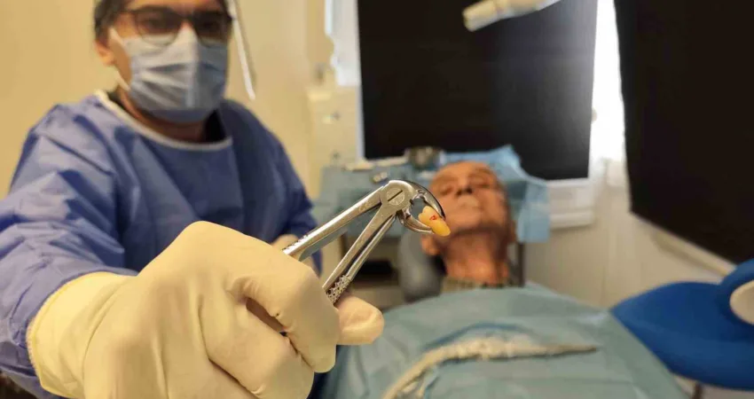 Manisa'da yaşayan 83 yaşındaki Aydın Besen, protez dişleri nedeniyle yaşadığı