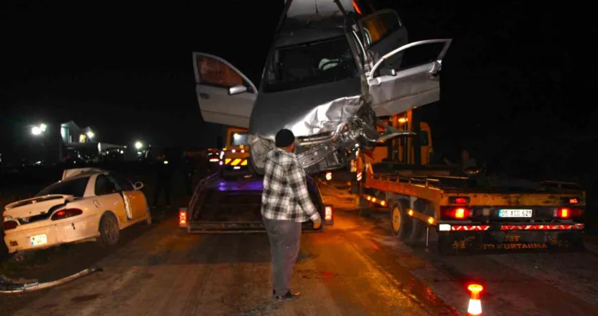 Amasya’da iki otomobil kafa kafaya çarpıştı: 8 yaralı Amasya’da iki otomobilin kafa kafaya çarpışması sonucu meydana gelen kazada