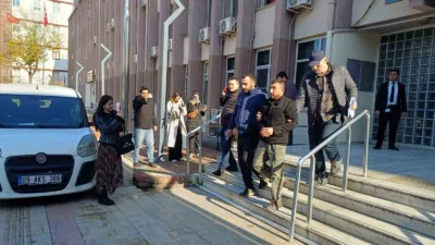 Aydın'ın Efeler ilçesinde, boşanma aşamasındaki S.G., eşini G.G.'yi adliye önünde