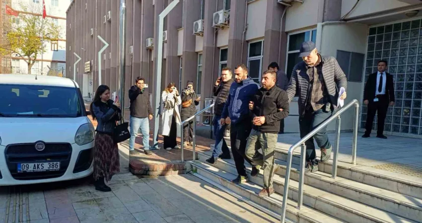 Aydın'ın Efeler ilçesinde, boşanma aşamasındaki S.G., eşini G.G.'yi adliye önünde