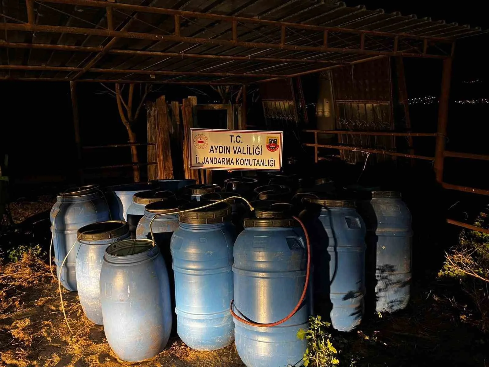 Aydın'ın Çine ilçesinde jandarma, sahte alkol üretimini engellemek amacıyla düzenlediği
