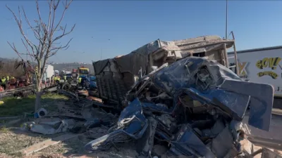Bursa’da kontrolden çıkarak dinlenme tesisi bariyerlerine çarpan kamyonun hurdaya dönen