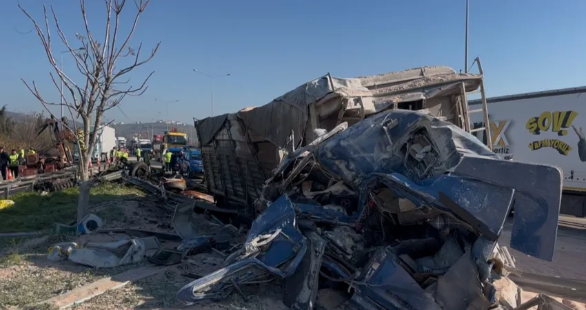 Bursa’da kontrolden çıkarak dinlenme tesisi bariyerlerine çarpan kamyonun hurdaya dönen