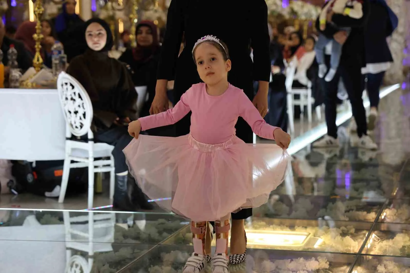 Sivas'ta yaşayan 5 yaşındaki SMA'lı Asya Yüksel, bale gösterisiyle hayallerini