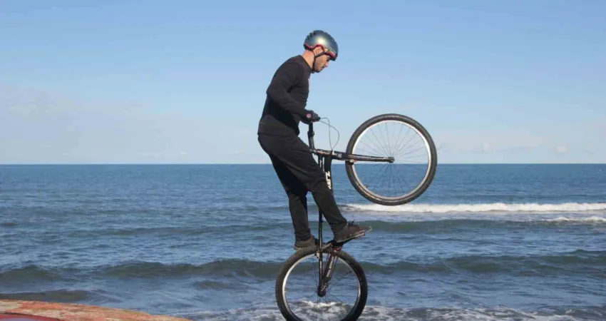 Bisiklet tutkunu gençten nefes kesen gösteri: Sahil kayalıkları parkuru oldu Ordu'da bisiklet tutkunu 29 yaşındaki Furkan Şahin, 16 yıl önce