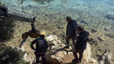 Bodrum'un Torba sahilinde vatandaşlar tarafından bulunan ölü bir caretta caretta,