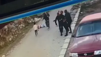 Yozgat'ın Çekerek ilçesinde Y.B., boşanma aşamasındaki eşi A.B.'yi bıçakla yaraladı.