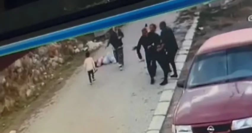 Yozgat'ın Çekerek ilçesinde Y.B., boşanma aşamasındaki eşi A.B.'yi bıçakla yaraladı.