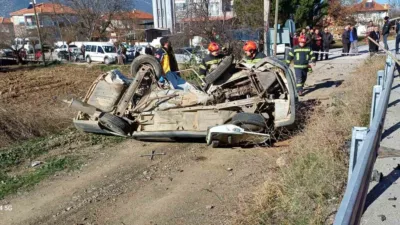 Denizli'nin Acıpayam ilçesinde, kavşakta çarpışan iki otomobilden biri takla atarak