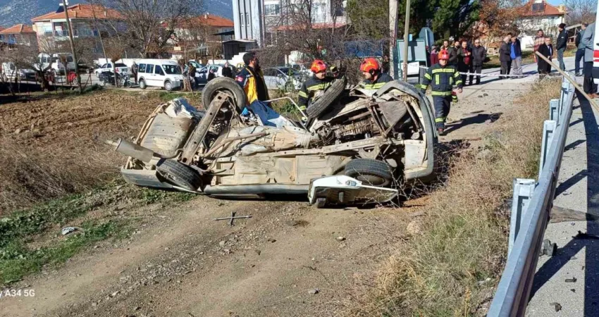 Denizli'nin Acıpayam ilçesinde, kavşakta çarpışan iki otomobilden biri takla atarak