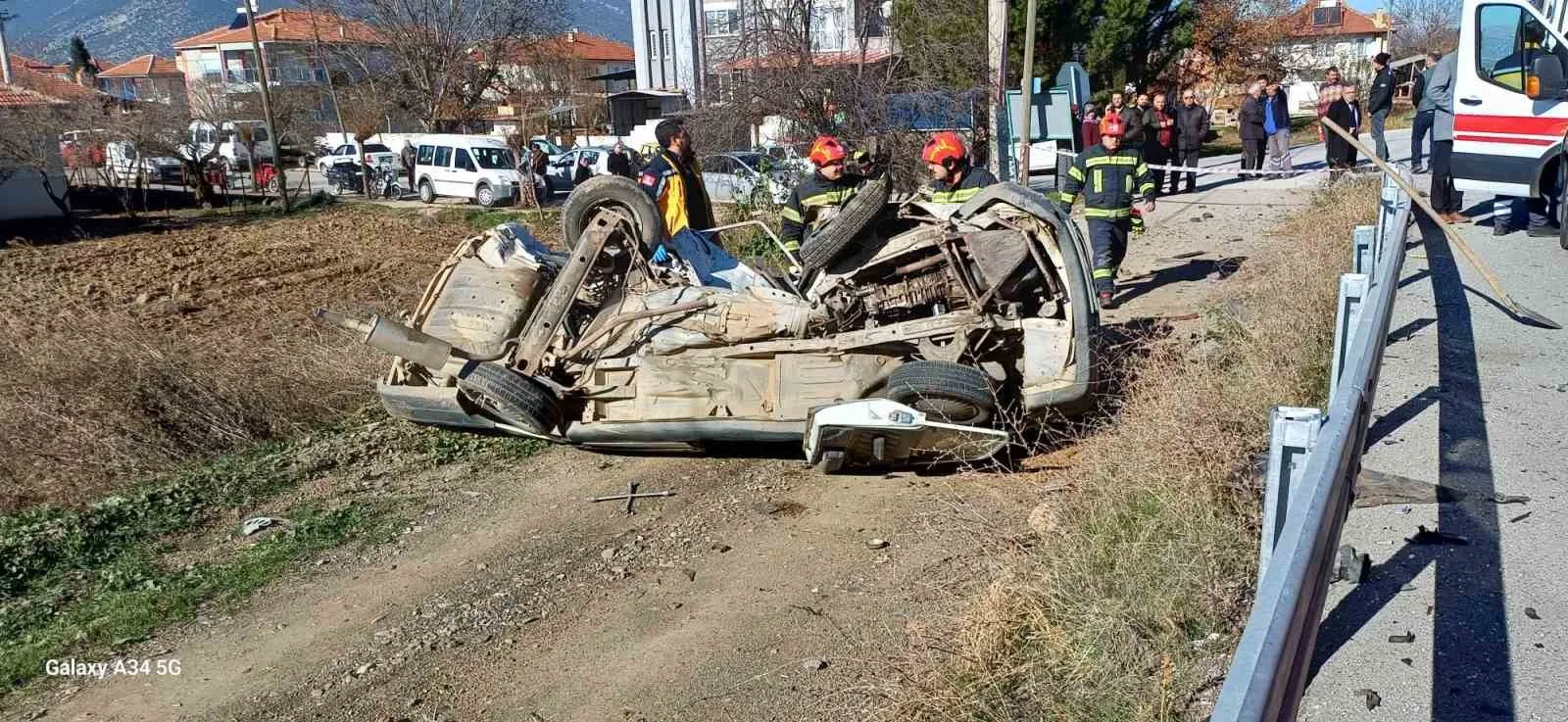 Denizli'nin Acıpayam ilçesinde, kavşakta çarpışan iki otomobilden biri takla atarak