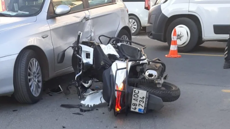 Muğla’nın Menteşe ilçesi Akyol mevkiinde otomobil ile motosikletin karıştığı trafik