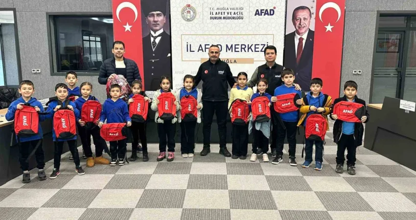 İlkokul öğrencilerine afet eğitimi verildi Muğla'nın Yenice İlkokulu 2. sınıf öğrencileri, AFAD'ı ziyaret ederek afet