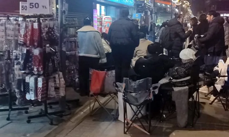 İzmir Alsancak’ta bir kozmetik mağazasının indirim kampanyası, gece saatlerinden itibaren