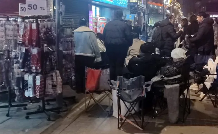 İzmir Alsancak’ta bir kozmetik mağazasının indirim kampanyası, gece saatlerinden itibaren