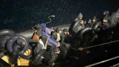 İzmir'in Karaburun ilçesi açıklarında, yoğun yağmur altında motor arızası nedeniyle