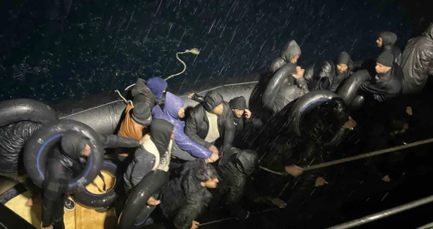 İzmir'in Karaburun ilçesi açıklarında, yoğun yağmur altında motor arızası nedeniyle