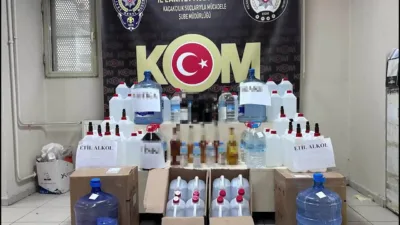 İzmir'de yılbaşı öncesinde düzenlenen operasyonlarda 650 litre sahte içki ve