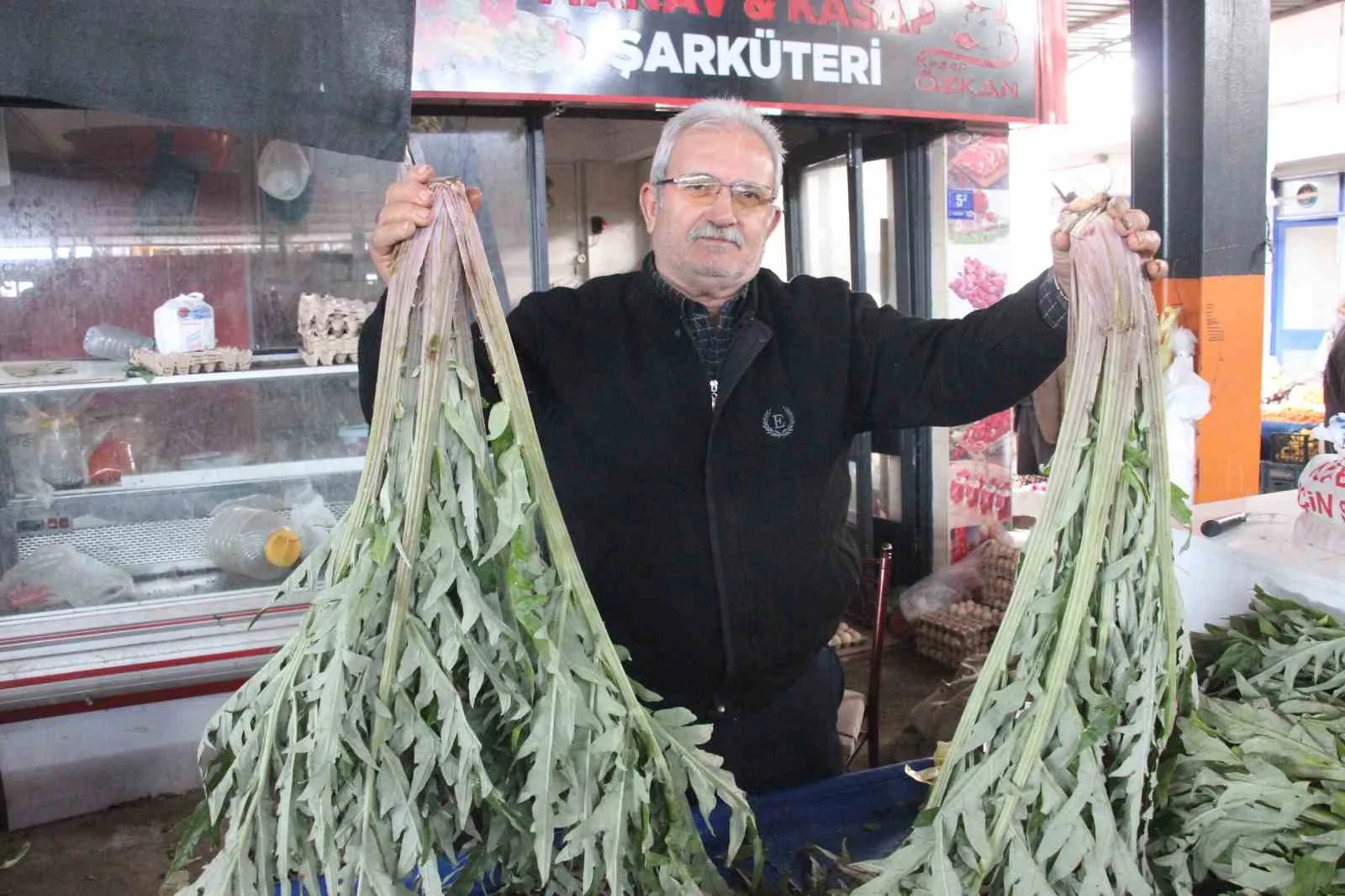 Aydın'ın Bozdoğan ilçesinde 50 yıldır enginar işiyle uğraşan 69 yaşındaki