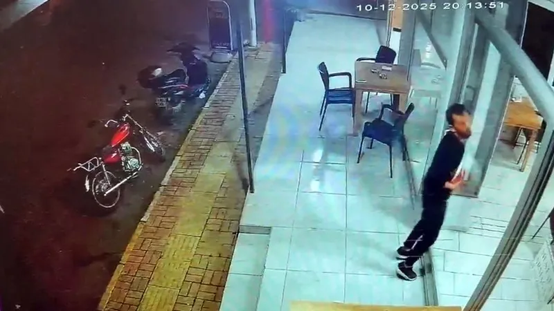 Kendi sildiği camı fark etmeyip yüzünü çarpan garson neye uğradığını şaşırdı Antalya'nın Serik ilçesinde bir restoranda garson Yakup Şuşan, temizlediği cam